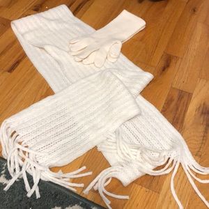 NWOT set of gloves with match scarf